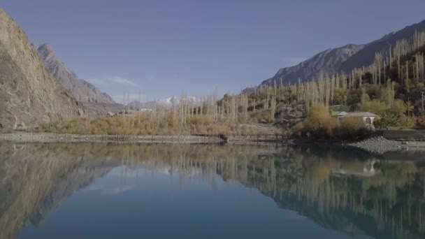 Riflesso Del Lago Khalti Lungo Valle Del Ghizer Con Montagna — Video Stock