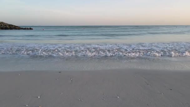 Câmera Drones Vista Ondas Quebrando Praia Ondas Oceano Batendo Espumando — Vídeo de Stock