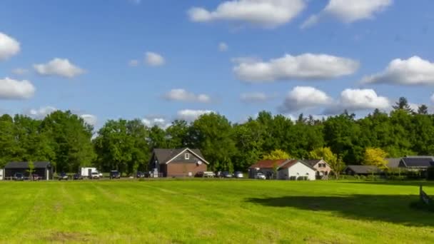 Tijdsverloop Van Drukke Boerderijen Met Groene Weiden Voorgrond Wolken Lucht — Stockvideo