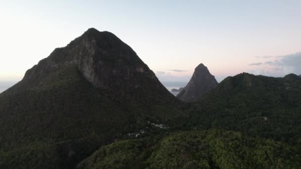 Ver Weg Luchtfoto Van Saint Lucia Iconische Pitons Met Zachte — Stockvideo