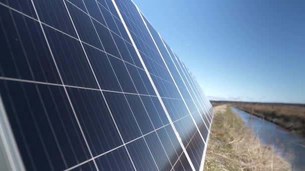 Superfície Azul Dos Painéis Solares Área Rural Dia Ensolarado Inclinação — Vídeo de Stock