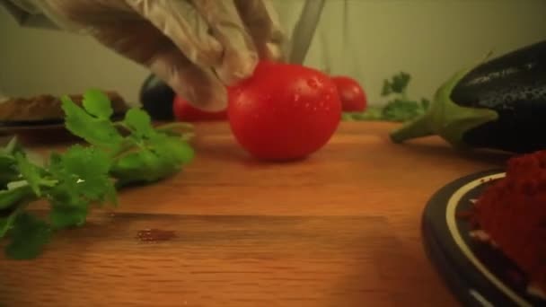Κινηματογραφικό Κοντινό Πλάνο Του Σεφ Τεμαχισμού Φρέσκιας Ακατέργαστης Ντομάτας Ξύλο — Αρχείο Βίντεο