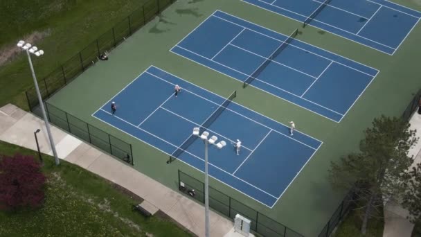 Gros Plan Aérien Des Courts Tennis Les Joueurs Jouent Double — Video