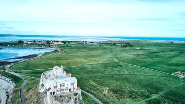 Northumberland Sahilindeki Lindisfarne Şatosu — Stok video