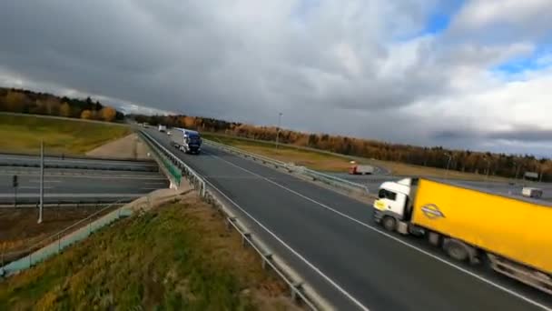 Fpv无人驾驶飞机在高速公路交叉口向重型卡车射击 空中运输现场 — 图库视频影像
