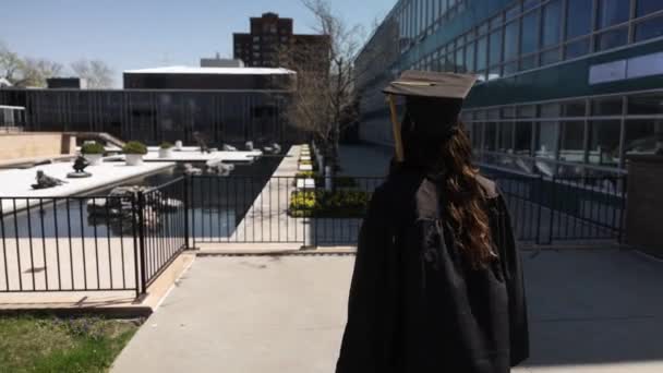 Mujer Graduada Universitaria Usando Gorra Vestido Caminando Afuera Con Video — Vídeos de Stock