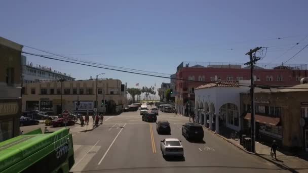 Semaforo Verde Auto Che Girano Una Bandiera Americana Sullo Sfondo — Video Stock