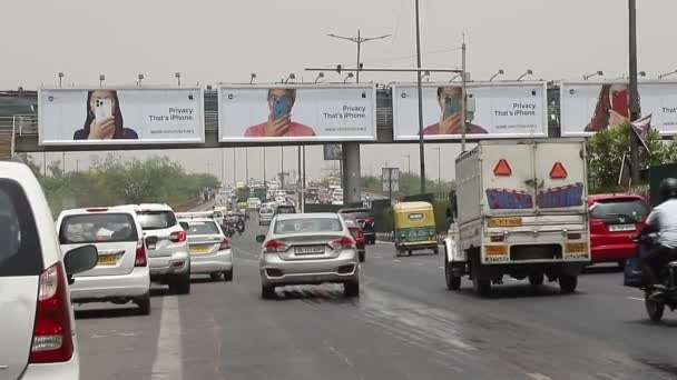 Tráfico Mueve Durante Caluroso Día Verano Nueva Delhi India — Vídeos de Stock