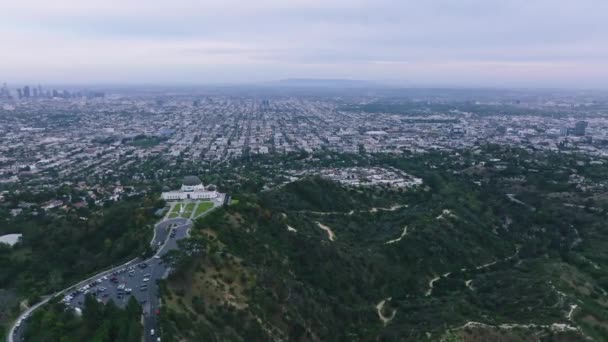 グリフィス天文台の空中撮影曇りの日にロサンゼルスとハリウッドを見下ろす 以下のハイキングコース — ストック動画