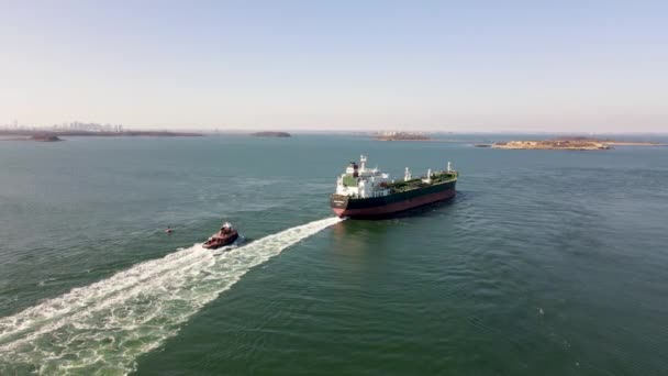 Luchtfoto Van Een Tanker Boston Harbor Met Sleepboot Boston Skyline — Stockvideo