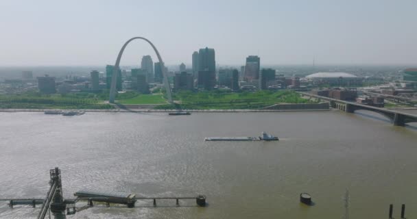 Stunning Gateway Arch National Monument Mississippi River Boats Water Great — ストック動画