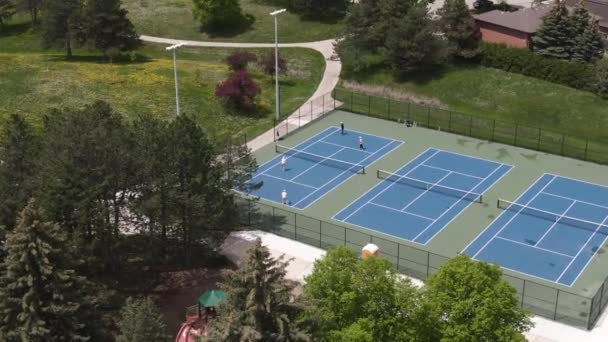 Zoom Der Tennisplätze Freizeitpark Umgeben Von Bäumen Und Rasenflächen Spieler — Stockvideo