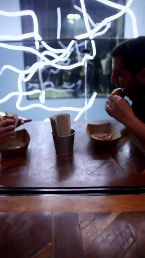 Închideți Prima Persoană Vedere Grupului Tineri Care Mănâncă Burgeri Masă — Videoclip de stoc