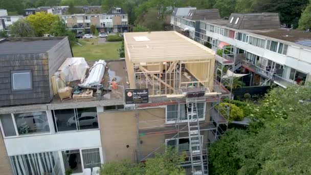 Çatı Inşaatında Çalışan Çatıcıların Havası — Stok video