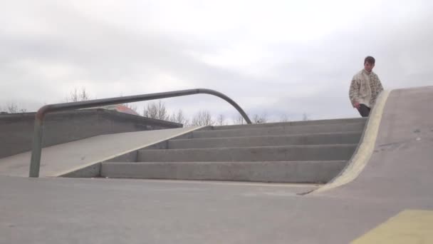 Mouvement Lent Jeune Homme Faisant Kickflip Varial Pop Sur Une — Video