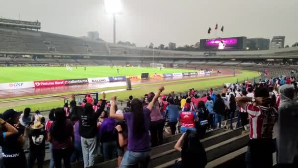 在一场强烈的风暴中 女子足球联赛在墨西哥城的大学体育馆举行 — 图库视频影像
