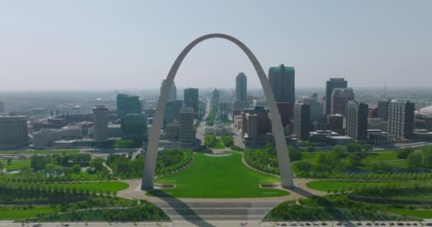 セントルイスの豪華なゲートウェイアーチ都市と川の空中映像でドローンによって見られるようにミズーリ州 — ストック動画