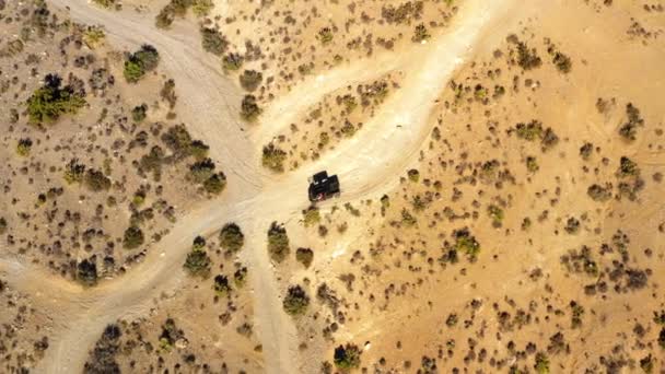 Вид Воздуха Вслед Автомобилем Едущим Пустынной Дороге Солнечной Аризоне Сша — стоковое видео