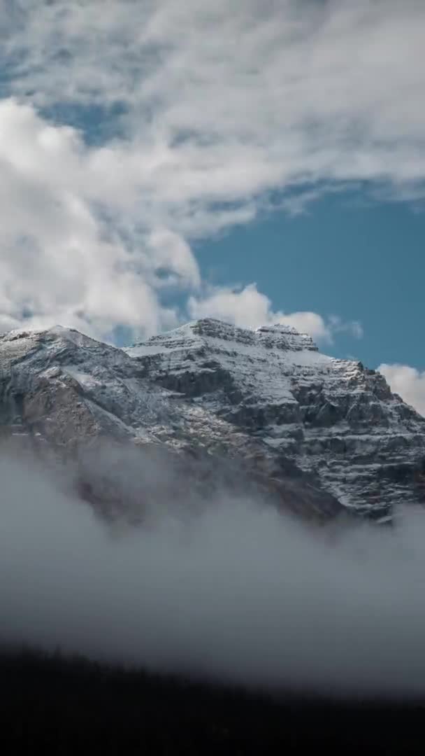 Инверсии Облаков Вокруг Заснеженного Горного Пика Национальном Парке Британская Колумбия — стоковое видео