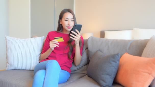 Молода Азіатська Жінка Покупки Онлайн Мобільним Телефоном Оплата Кредитною Карткою — стокове відео