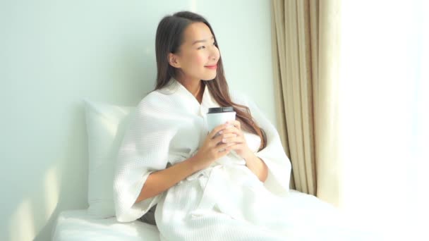 Bornozlu Güzel Mutlu Egzotik Kadın Pencere Kenarında Sabah Kahvesi Full — Stok video