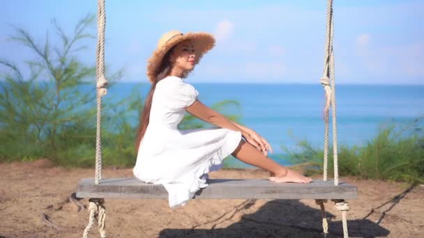 Hermosa Mujer Exótica Vestido Verano Blanco Swing Por Mar Caribeño — Vídeos de Stock