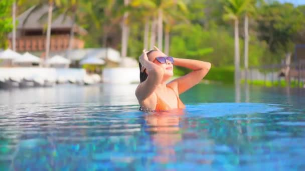 Mulher Exótica Desfrutando Água Piscina Dia Tropical Ensolarado Quente — Vídeo de Stock