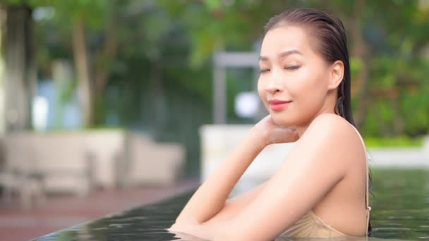 Porträt Der Sexy Asiatin Schwimmbad Chillen Und Blicken Auf Kamera — Stockvideo