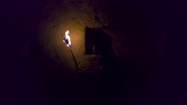 Pessoa Segurando Uma Tocha Andando Por Uma Caverna Antiga Casa — Vídeo de Stock