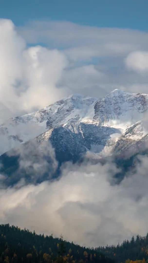 Vertikale Zeitraffer Atmosphäre Großer Höhe Wolken Umkehrungen Schneebedeckte Gipfel — Stockvideo