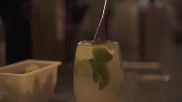 Close Mão Mexendo Mojito Bebida Preparação Por Barman Pub Câmera — Vídeo de Stock