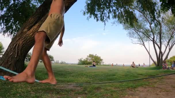 Zijdelings Schot Van Volwassen Mannelijke Benen Balancerend Slappe Lijn Het — Stockvideo