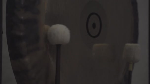 Erkek Eli Kapalı Gong Oynuyor Doğulu Ritüel Müzik Konseri — Stok video