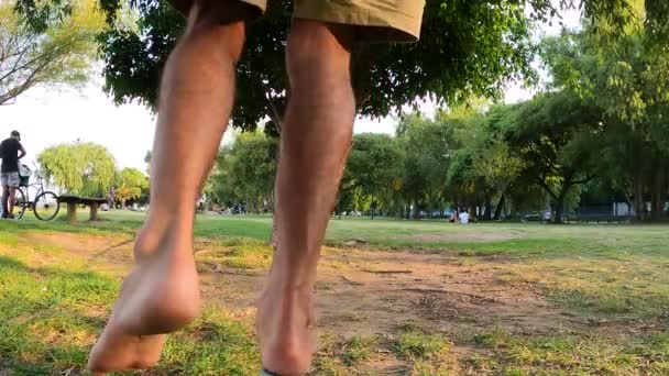 Mann Balanciert Auf Slackline Park Freien 60Fps — Stockvideo
