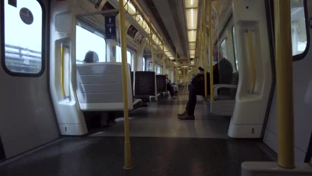 Vista Interior Mirando Largo Del Transporte Metro Londres Stock Metropolitan — Vídeo de stock