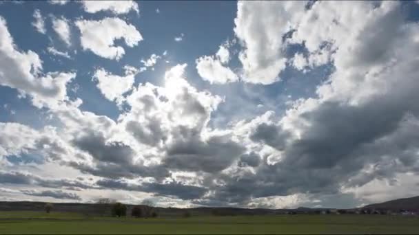 Timelapse Σύννεφα Και Τον Ήλιο Ωραίο Καιρό Στη Φύση — Αρχείο Βίντεο