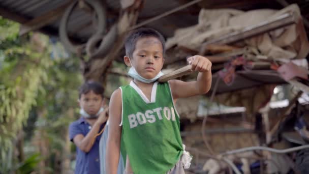 Retrato Niños Pobres Pescando Agua Llevando Los Galones Juntos Usando — Vídeo de stock