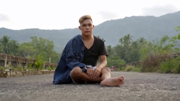 Poor Young Filipino Gay Bruises Face Sitting Road Old Concrete — Stock Video