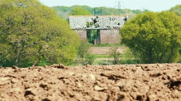 Разрушенный Амбар Стоит Заброшенный Отдаленной Части Поля Корнуолл Англия Великобритания — стоковое видео