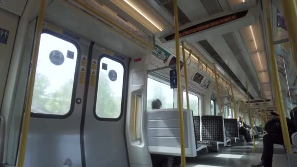 Pohled Podél Carriage London Underground Stock Metropolitan Line Train 12Th — Stock video