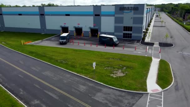 Amazon Trucks Quitte Entrepôt Pour Les Livraisons — Video