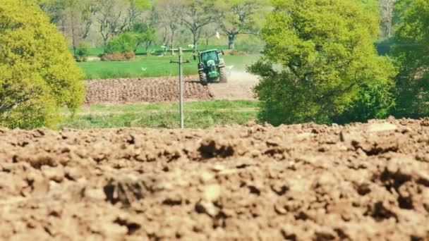 Grote Witte Vogels Omcirkelen Een Tractor Als Het Maakt Zijn — Stockvideo