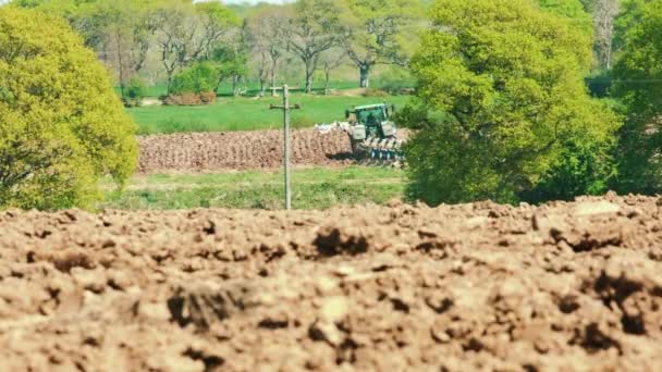 Lage Hoek Een Boer Tilt Zijn Veld Met Een Tractor — Stockvideo