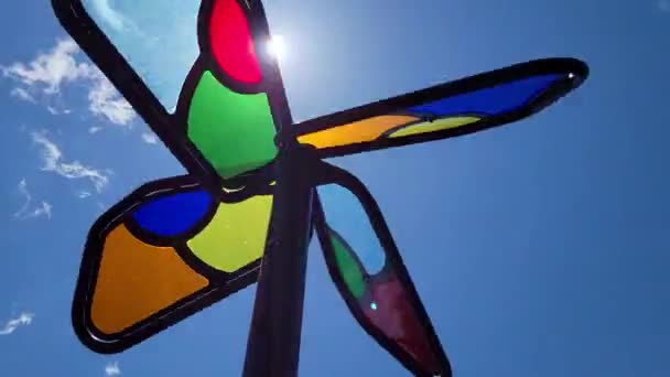 Güneşli Yaz Gününde Renkli Yel Değirmeni Şehir Parkında Oyun Ekipmanları — Stok video