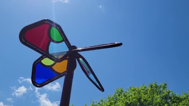 Regnbågens Väderkvarnstorn Solig Sommardag Med Klarblå Himmel Downtown Stad Urban — Stockvideo