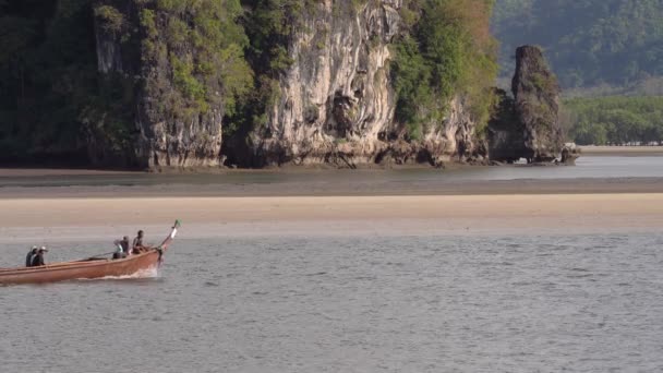 Geleneksel Tayland Uzun Kuyruklu Teknesi Krabi Kıyısında Yelken Açan Adamlar — Stok video