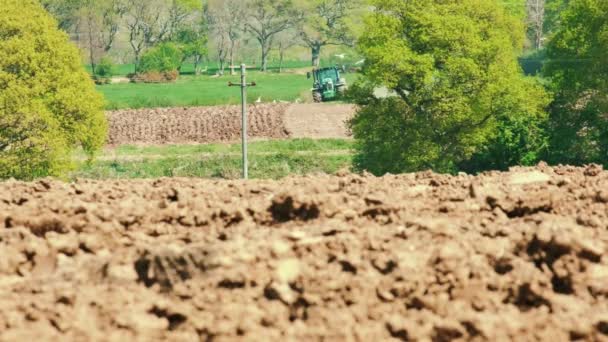 Sudut Rendah Seorang Petani Mengendarai Traktor Bergerak Menuju Kamera Cornwall — Stok Video