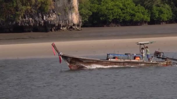 Traditionele Houten Boot Aan Kust Van Thailand Mensen Tussen Eilanden — Stockvideo