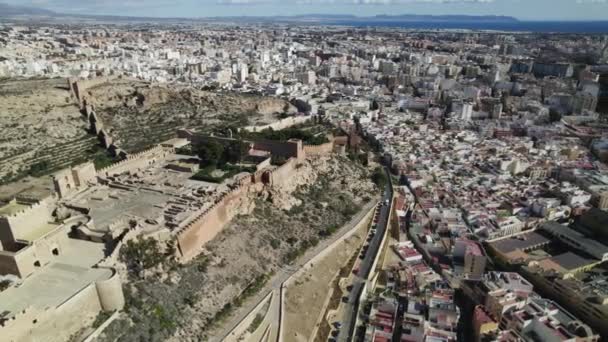 Dron Letící Nad Alcazaba Almeria Městem Mořem Pozadí Andalusie Španělsku — Stock video