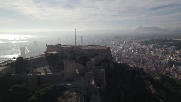 Drone Survolant Château Santa Barbara Avec Ville Alicante Arrière Plan — Video